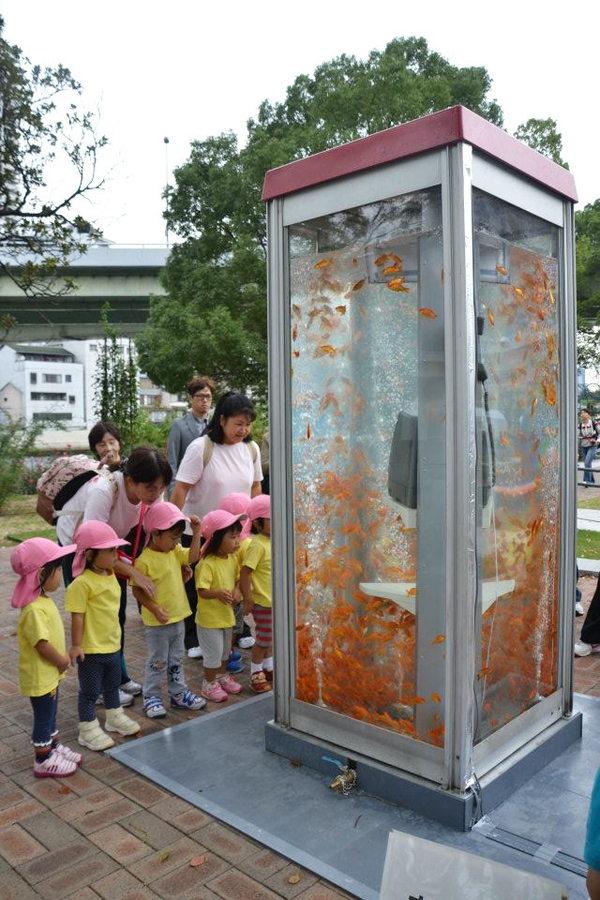 Biến bốt điện thoại "v&ocirc; dụng" th&agrave;nh t&aacute;c phẩm s&aacute;ng tạo 6