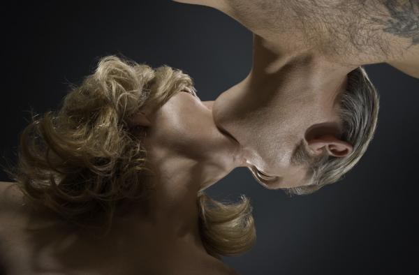 Nụ hôn lãng mạn nhìn từ các góc độ "khó tả" 1