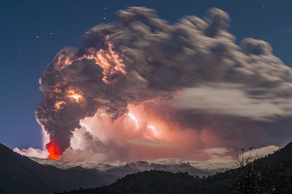 Cảnh tượng ngoạn mục "ngoài hành tinh" khi núi lửa phun trào 1