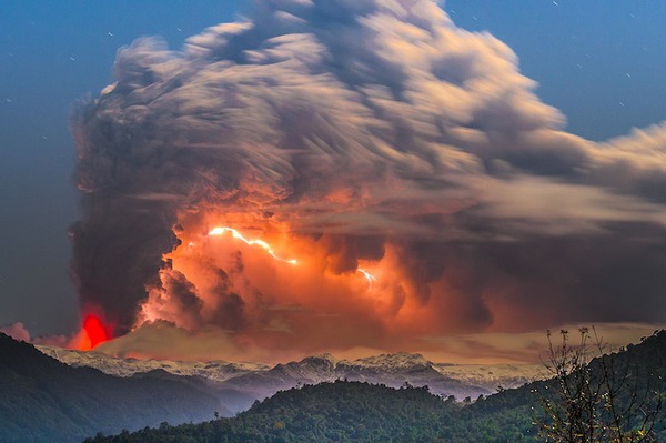 Cảnh tượng ngoạn mục "ngoài hành tinh" khi núi lửa phun trào 2