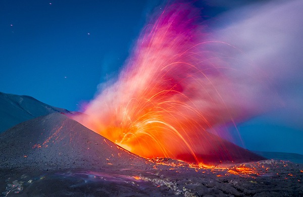 Cảnh tượng ngoạn mục "ngoài hành tinh" khi núi lửa phun trào 3