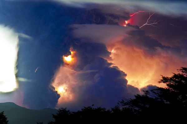 Cảnh tượng ngoạn mục "ngoài hành tinh" khi núi lửa phun trào 8
