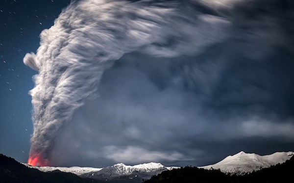 Cảnh tượng ngoạn mục "ngoài hành tinh" khi núi lửa phun trào 9