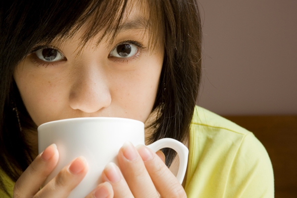 Th&oacute;i xấu "ai cũng mắc" khiến bạn ngủ kh&ocirc;ng ngon 2