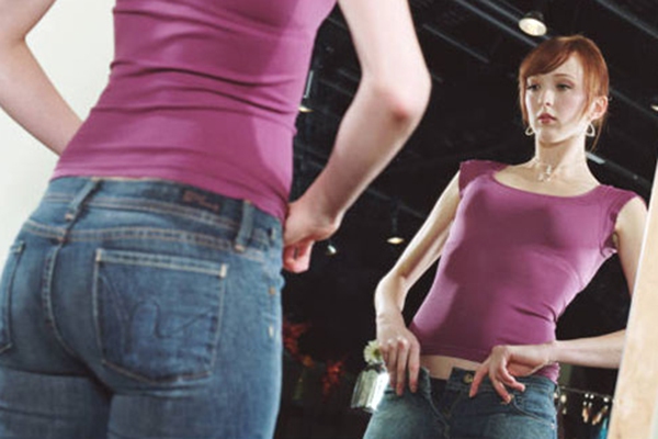 Cảnh b&aacute;o nguy hiểm khi con g&aacute;i mặc quần "size nhỏ" 3