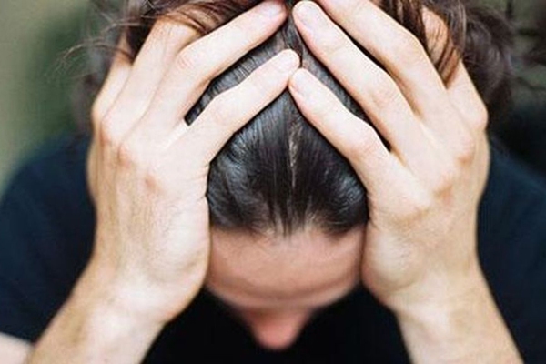 Ngủ nướng "kh&eacute;t lẹt" dễ khiến sức khỏe hao m&ograve;n 2