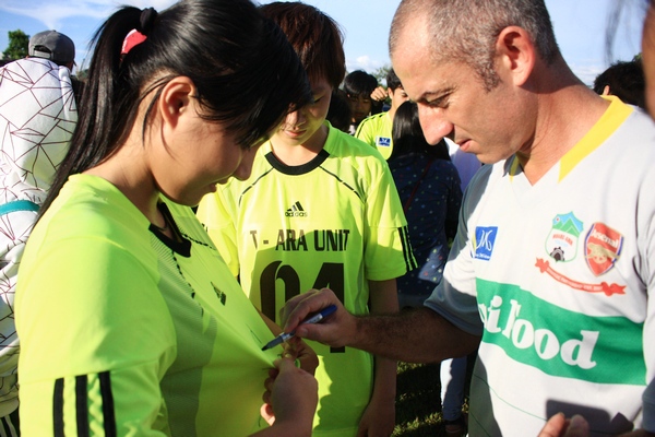 Chùm ảnh: Fan Cần Thơ đội nắng tiếp lửa U19 HAGL trên sân tập 7