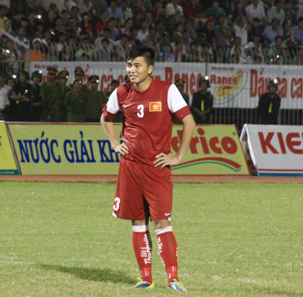 HLV Phan C&ocirc;ng Th&igrave;n ch&uacute;c mừng U19 HAGL 2