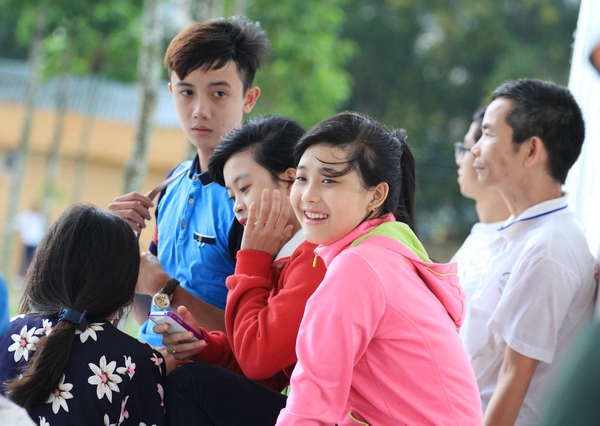 Teen nữ Cần Thơ vây quanh Xuân Trường, Văn Toàn sau giờ tập 1