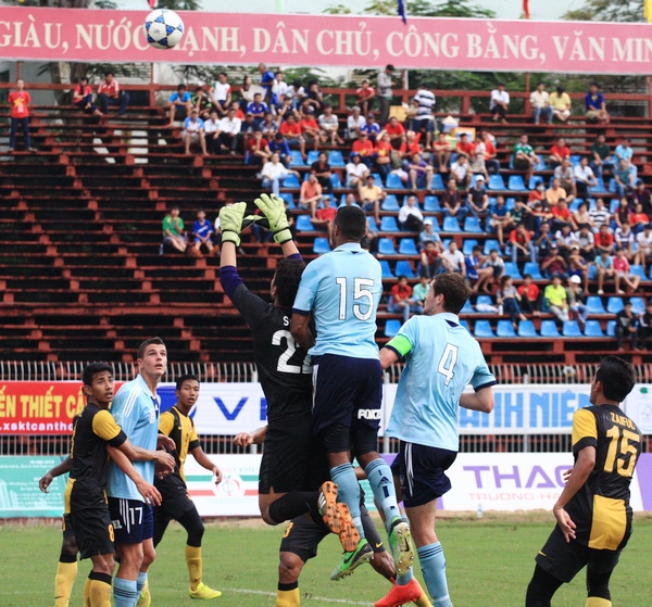 HLV U19 Việt Nam lặng lẽ "gặm" b&aacute;nh mỳ xem gi&ograve; U21 Malaysia 7
