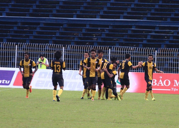 HLV U19 Việt Nam lặng lẽ "gặm" b&aacute;nh mỳ xem gi&ograve; U21 Malaysia 8