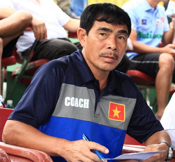 HLV U19 Việt Nam lặng lẽ "gặm" b&aacute;nh mỳ xem gi&ograve; U21 Malaysia 3