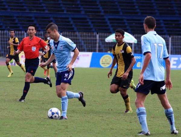 HLV U19 Việt Nam lặng lẽ "gặm" b&aacute;nh mỳ xem gi&ograve; U21 Malaysia 6
