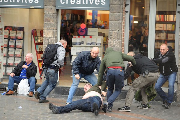 Cảnh sát Pháp dùng hơi cay trấn áp cuộc nổi loạn của CĐV Everton  1