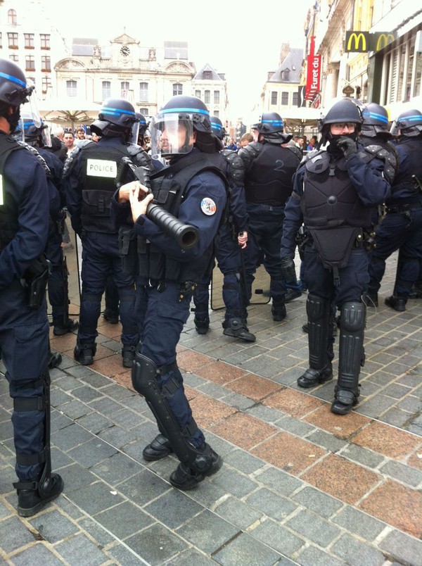 Cảnh sát Pháp dùng hơi cay trấn áp cuộc nổi loạn của CĐV Everton  2