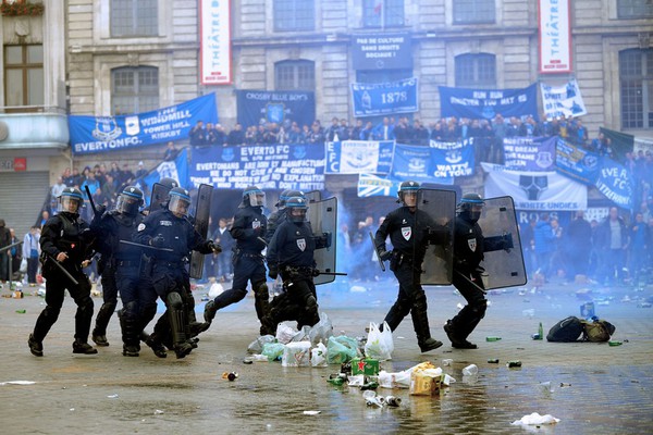 Cảnh sát Pháp dùng hơi cay trấn áp cuộc nổi loạn của CĐV Everton  3