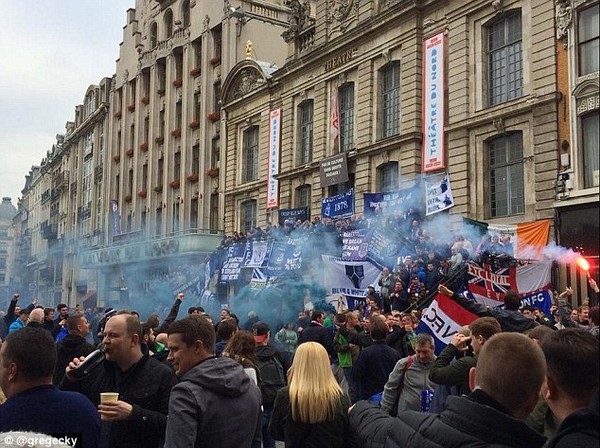 Cảnh sát Pháp dùng hơi cay trấn áp cuộc nổi loạn của CĐV Everton  4