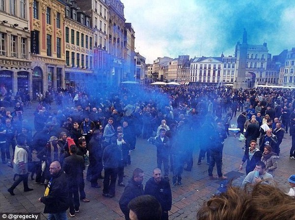 Cảnh sát Pháp dùng hơi cay trấn áp cuộc nổi loạn của CĐV Everton  5