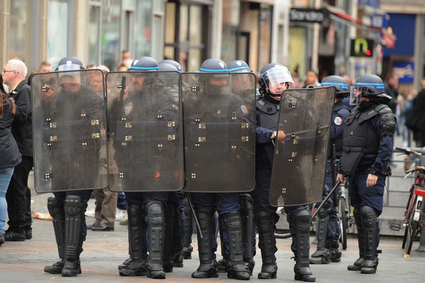 Cảnh sát Pháp dùng hơi cay trấn áp cuộc nổi loạn của CĐV Everton  8