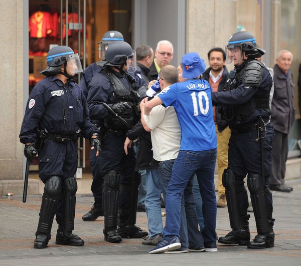 Cảnh sát Pháp dùng hơi cay trấn áp cuộc nổi loạn của CĐV Everton  10