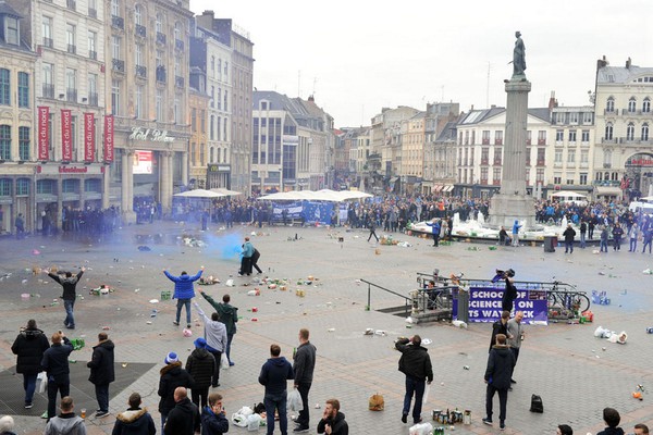 Cảnh sát Pháp dùng hơi cay trấn áp cuộc nổi loạn của CĐV Everton  11