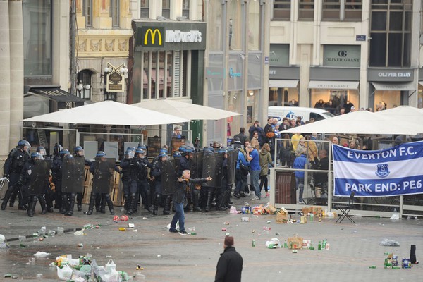 Cảnh sát Pháp dùng hơi cay trấn áp cuộc nổi loạn của CĐV Everton  12