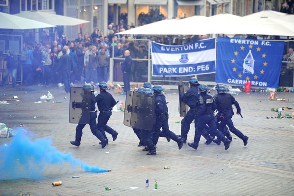Cảnh sát Pháp dùng hơi cay trấn áp cuộc nổi loạn của CĐV Everton  13