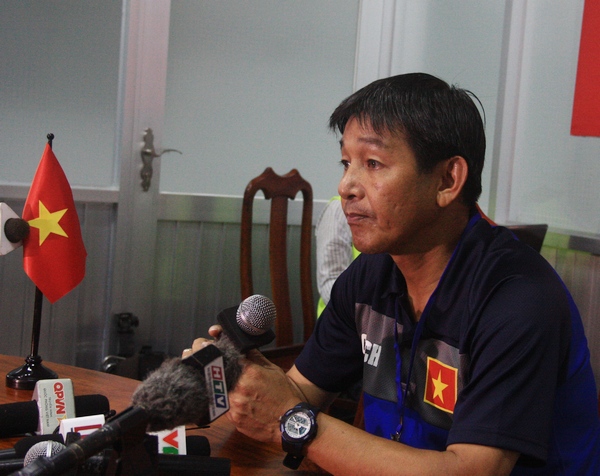 HLV Phan C&ocirc;ng Th&igrave;n ch&uacute;c mừng U19 HAGL 1