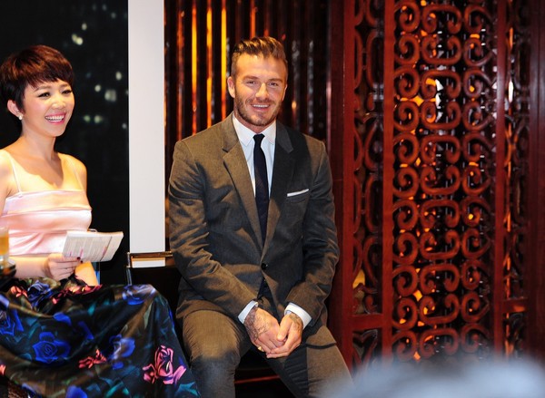 Beckham vẫy tay ch&agrave;o người h&acirc;m mộ trước khi rời Việt Nam 7