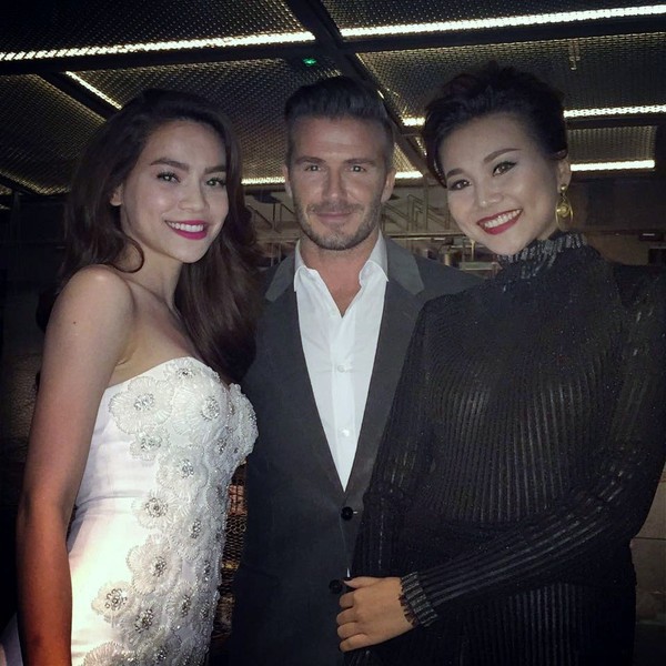 Beckham vẫy tay ch&agrave;o người h&acirc;m mộ trước khi rời Việt Nam 8