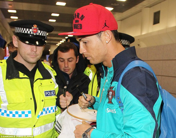 Ronaldo và Messi tập luyện tại Anh, chuẩn bị đại chiến trên sân MU 2