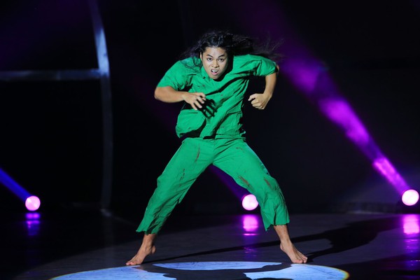 SYTYCD: Trấn Th&agrave;nh nức nở tạm biệt "c&aacute;nh tay trực thăng" 12