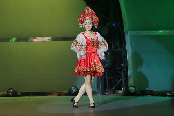 SYTYCD: Trấn Th&agrave;nh nức nở tạm biệt "c&aacute;nh tay trực thăng" 8
