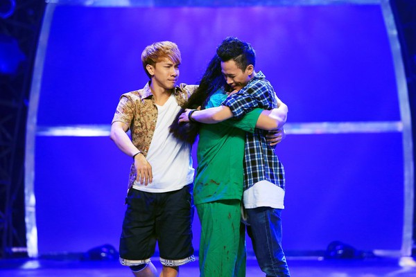 SYTYCD: Trấn Th&agrave;nh nức nở tạm biệt "c&aacute;nh tay trực thăng" 15