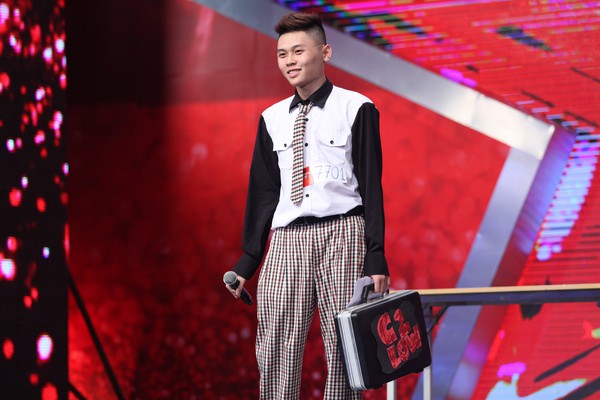 Th&uacute;y Hạnh "l&ecirc;n n&oacute;c nh&agrave; quẩy" c&ugrave;ng th&iacute; sinh b&aacute;n kẹo 2