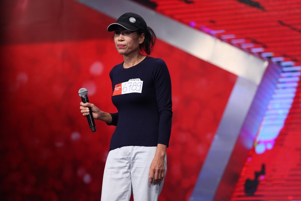 Th&uacute;y Hạnh "l&ecirc;n n&oacute;c nh&agrave; quẩy" c&ugrave;ng th&iacute; sinh b&aacute;n kẹo 6