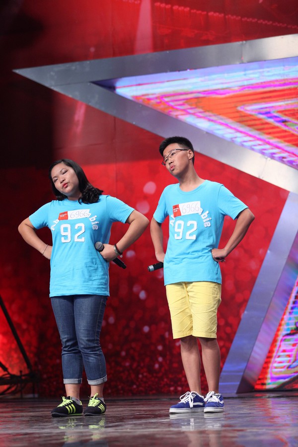 Th&uacute;y Hạnh "l&ecirc;n n&oacute;c nh&agrave; quẩy" c&ugrave;ng th&iacute; sinh b&aacute;n kẹo 11