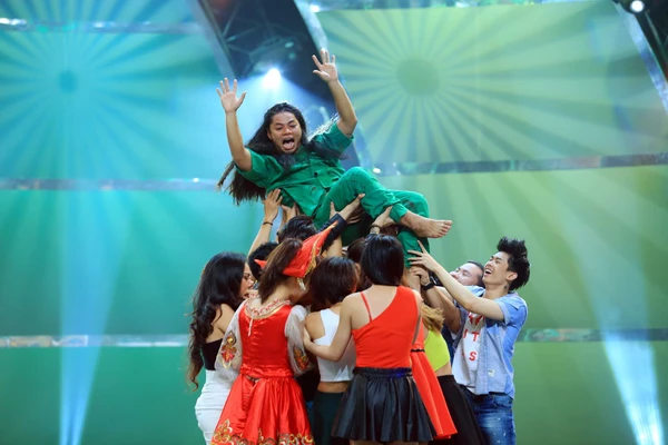 SYTYCD: Trấn Th&agrave;nh nức nở tạm biệt "c&aacute;nh tay trực thăng" 21