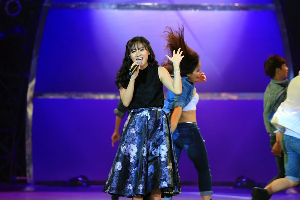 SYTYCD: Trấn Th&agrave;nh nức nở tạm biệt "c&aacute;nh tay trực thăng" 24