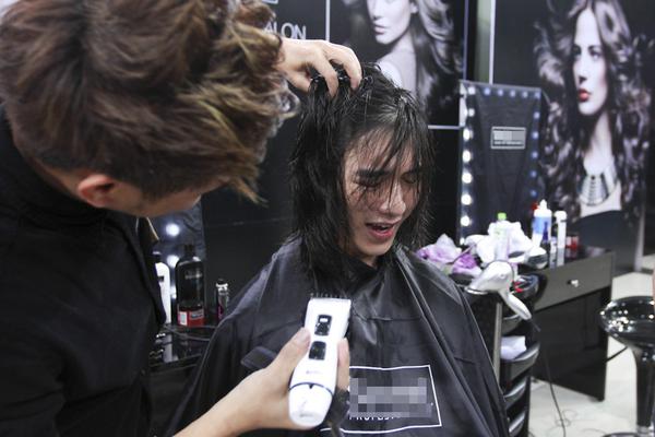 Next Top Model: Ch&agrave;ng Việt kiều kh&oacute;c th&eacute;t khi phải cắt t&oacute;c 7