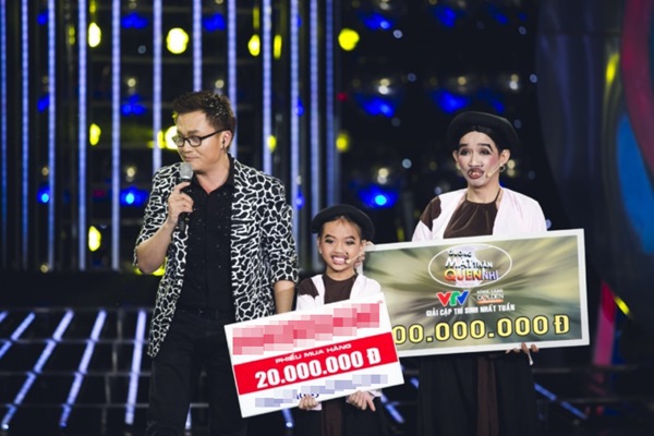 Drama bắt đầu d&acirc;ng l&ecirc;n tại Next Top Model v&agrave; Hoa kh&ocirc;i &aacute;o d&agrave;i 8