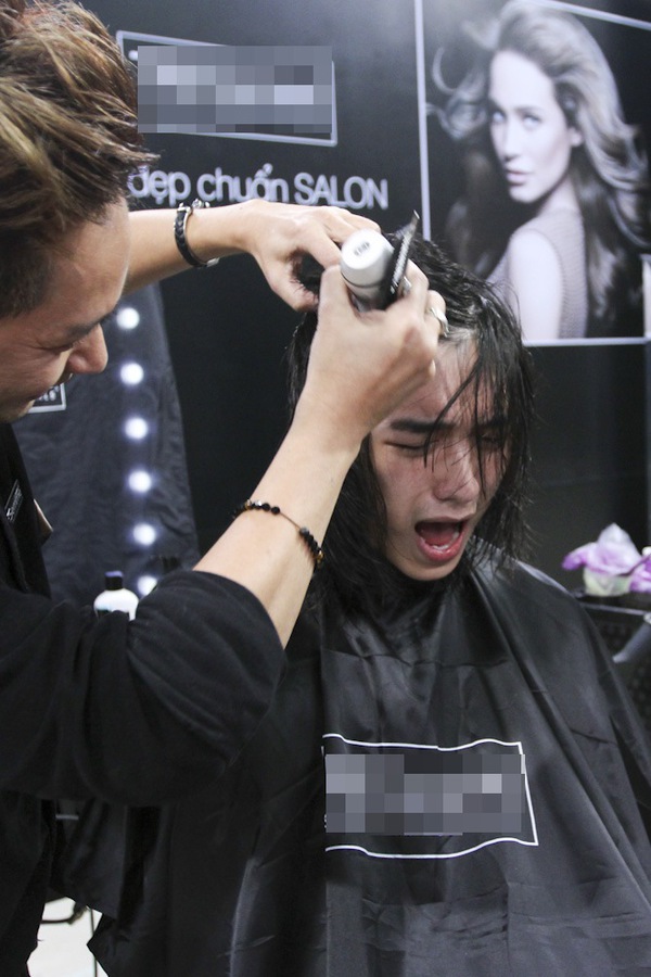 Next Top Model: Ch&agrave;ng Việt kiều kh&oacute;c th&eacute;t khi phải cắt t&oacute;c 8