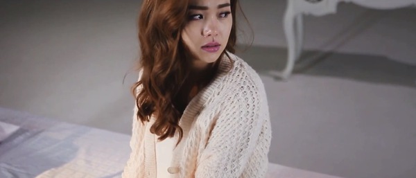 Minh Hằng khóc ra máu trong clip "nhá hàng" mới 3