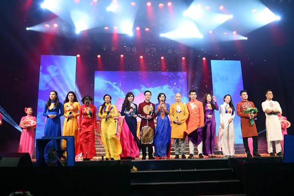 Qu&aacute;ch Tuấn Du kh&oacute;c khi xuống t&oacute;c trong liveshow 16