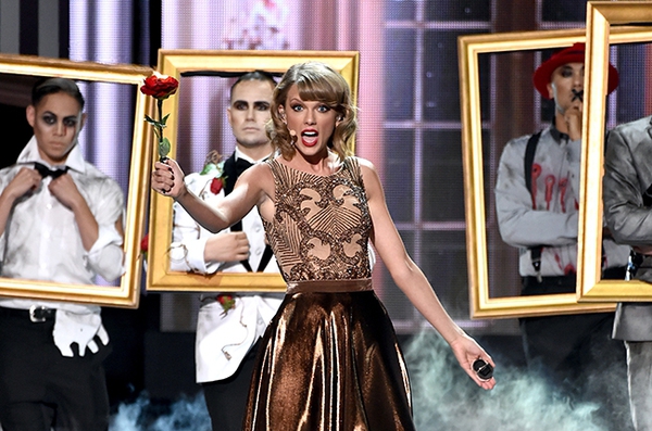 7 khoảnh khắc khó quên của Taylor Swift tại "AMAs 2014" 1
