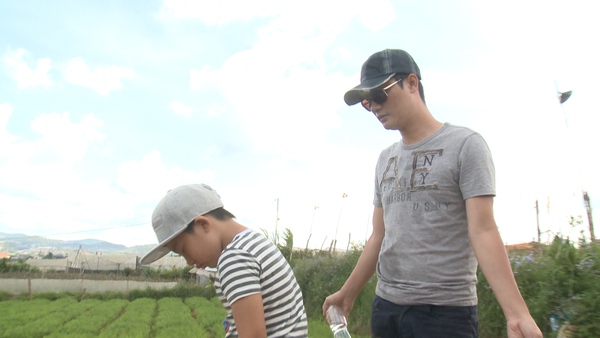 Bố ơi!: Bố con Ho&agrave;ng B&aacute;ch "vật lộn" giữa n&uacute;i đồi Đ&agrave; Lạt 22
