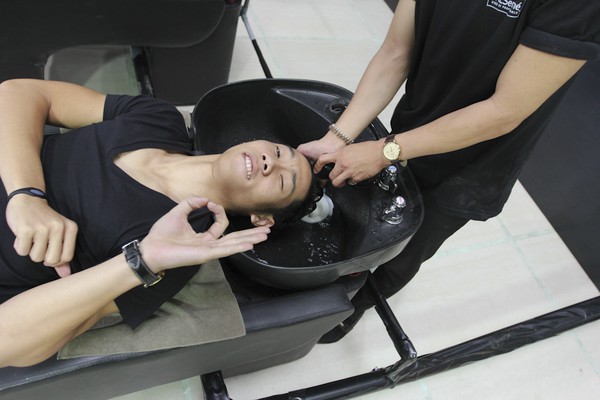 Next Top Model: Ch&agrave;ng Việt kiều kh&oacute;c th&eacute;t khi phải cắt t&oacute;c 22
