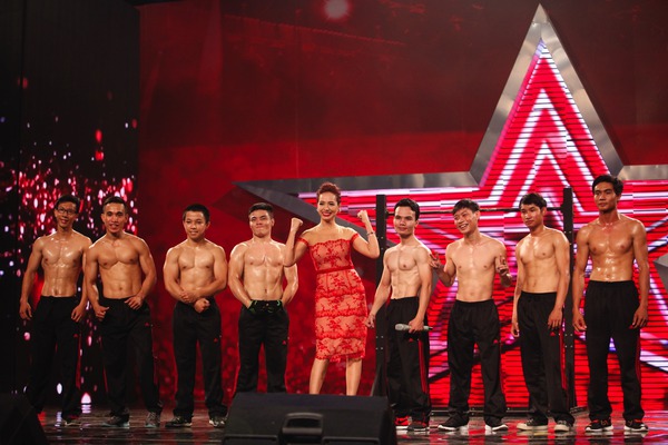 Huy Tuấn "yếu đuối" trước dàn trai 6 múi 2