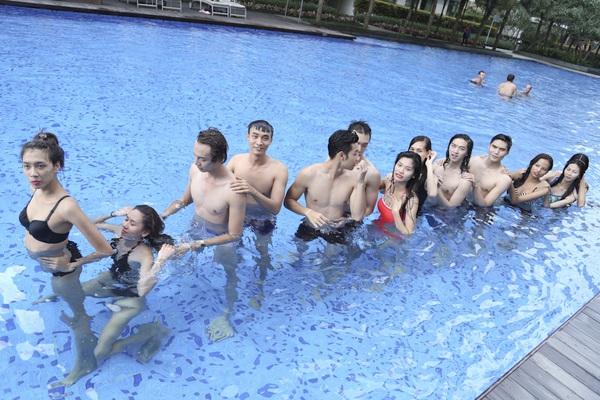 Next Top Model: Top 14 khoe d&aacute;ng chuẩn tại hồ bơi 1