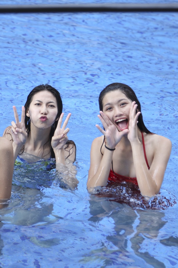 Next Top Model: Top 14 khoe d&aacute;ng chuẩn tại hồ bơi 11